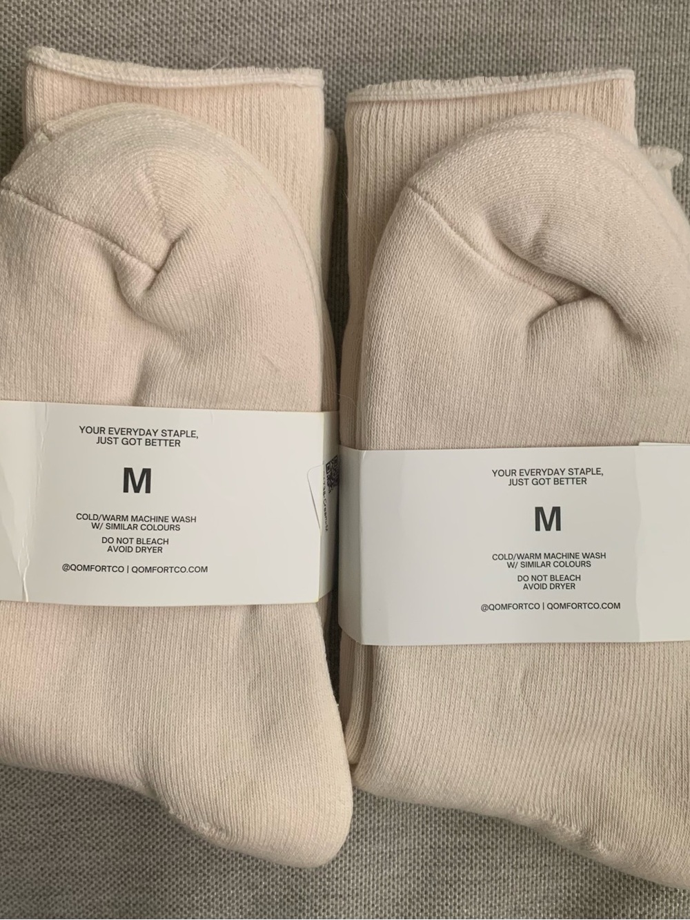 Qomfort Cream Staple Slouch Socks - Unisex - Picture 2 of 2